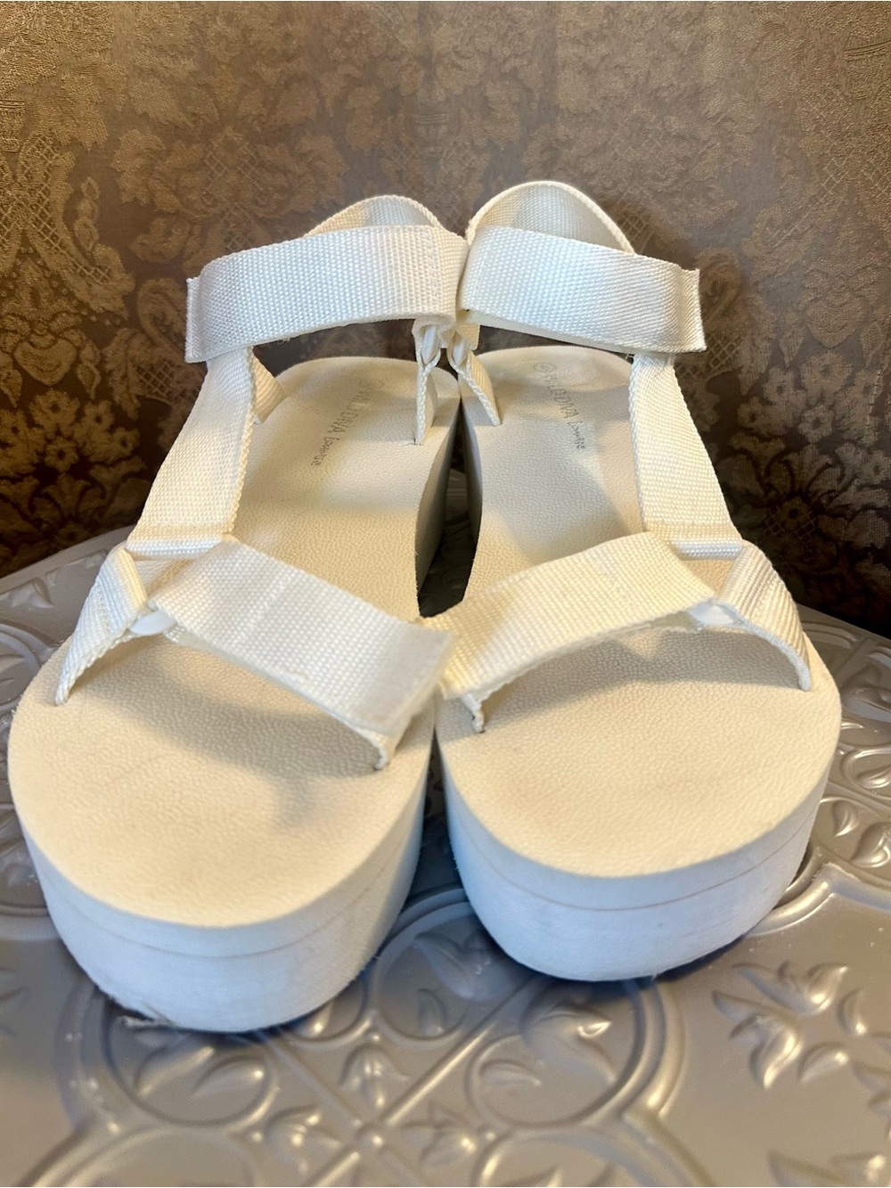Wild Diva Lounge Helena White Platform Wedge Sandals Size 8 - Picture 2 of 8